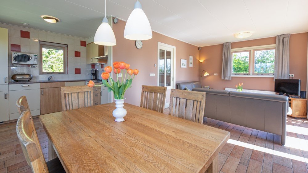 bungalowverhuureierland-eettafel